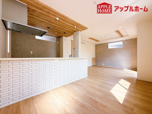 [新築住宅] 坂戸市千代田2丁目 3期 全1棟の居間・リビング|広々リビング×対面キッチンで家族の会話も弾みます♪家族団らんの秘訣は間取りにあり☆夢のマイホームを一緒に叶えましょう！