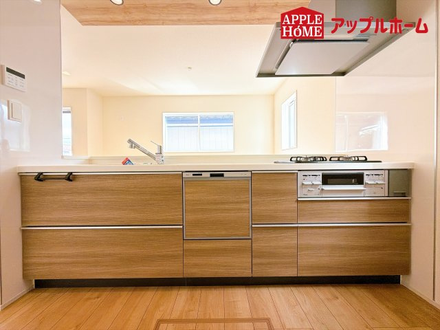 [新築住宅] 坂戸市千代田2丁目 3期 全1棟のキッチン|見栄えもよくお手入れもスムーズに出来ます。豊富な収納力もございますので、キッチンスペースをスッキリとお使い頂けそうです。