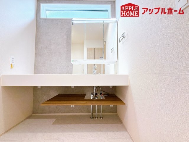 [新築住宅] 坂戸市千代田2丁目 3期 全1棟の独立洗面台|ゆとりの洗面スペースで朝の身支度も快適スムーズに。３面鏡で髪のセットやお化粧もストレスなくこなせ、朝から気分良く通勤通学に向かえそうですね！鏡の裏にはたっぷりと収納スペースを標準装備