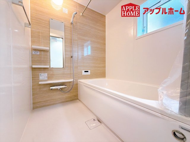 [新築住宅] 坂戸市千代田2丁目 3期 全1棟の浴室|窓付きのバスルームは、採光もあり明るく気持ちの良い空間です。窓があることで、換気環境も良好。掃除もスムーズに出来ます