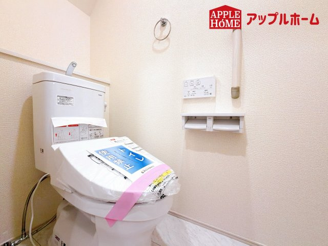 [新築住宅] 坂戸市千代田2丁目 3期 全1棟のトイレ|白を基調とした清潔感のある明るい空間。温水洗浄便座付きで、毎日快適・清潔に使用できます。操作しやすい壁面リモコンを採用しています。