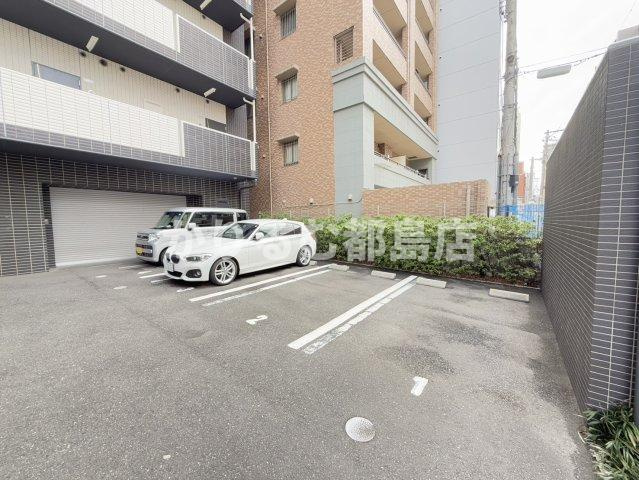ハイフェンス京橋の駐車場