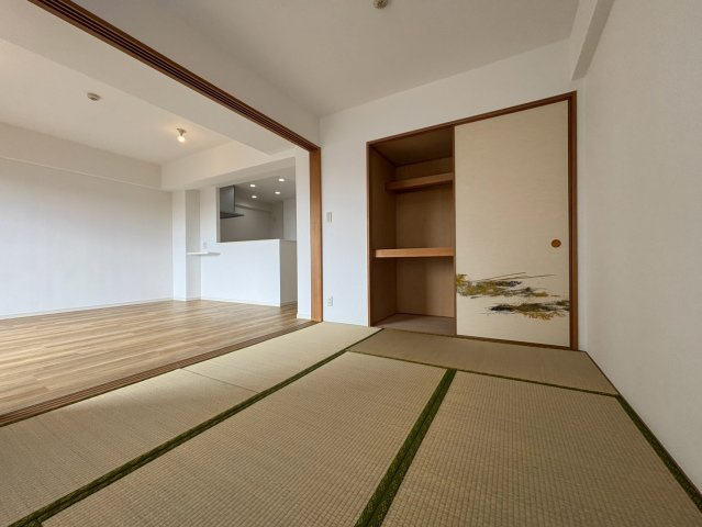 レクセルプラッツア福生弐番館の和室|和の心をいつまでも。フローリングではなく、畳に佇むと心が自然と落ち着いてきます。使い方の幅が広がり住まいに奥行きが生まれます。