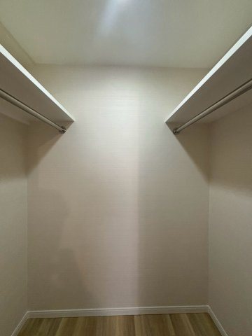 レクセルプラッツア福生弐番館の収納|季節の衣類からバッグまでたっぷり収納できる、便利なウォークインクローゼット。