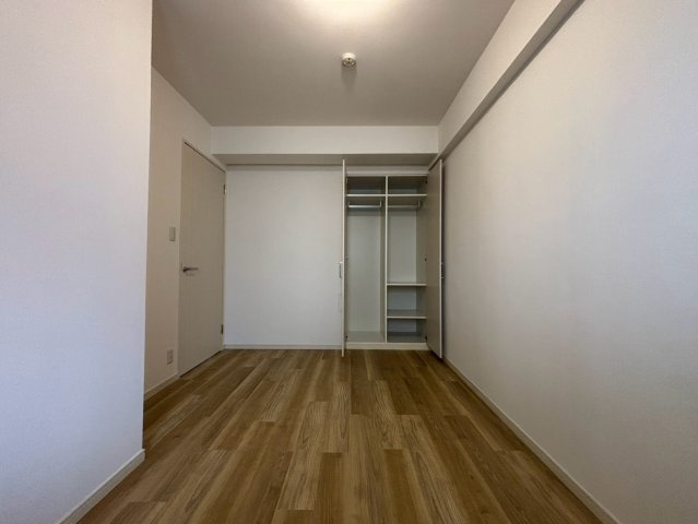 レクセルプラッツア福生弐番館の洋室|シンプルな内装でお部屋自体のデザインの主張が少ないため、どんな使い方をしても違和感がなく、ライフスタイルの変化にも対応しやすいです。