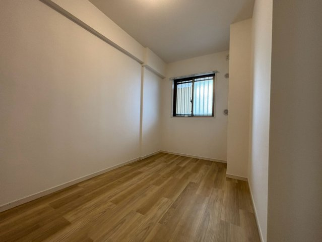レクセルプラッツア福生弐番館の洋室|収納スペースがあり、使い勝手が良いお部屋です。寝室やお子様のお部屋など、使い方も自由自在です。