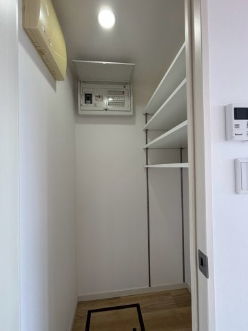レクセルプラッツア福生弐番館の収納|何かと便利なリビング収納。掃除機など日常的に使うけど、片付け場所に困る、そんなものを収納するのにぴったりです！リビングには出来るだけ収納家具やものを置かず、すっきりとした空間を保ちたいですね♪