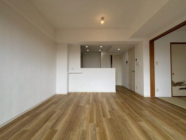 レクセルプラッツア福生弐番館の居間・リビング|明るいリビングは居心地が良く、快適に過ごすことができます。
