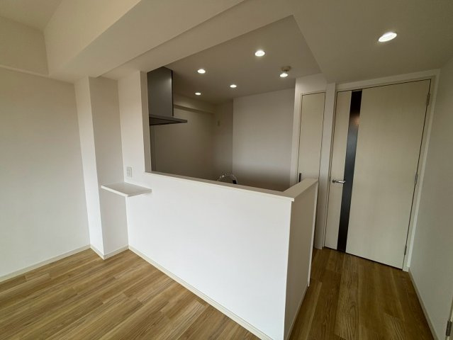 レクセルプラッツア福生弐番館のキッチン|開放感のある対面キッチンの向こうからは、楽しい家族の声が聞こえてきそうですね♪