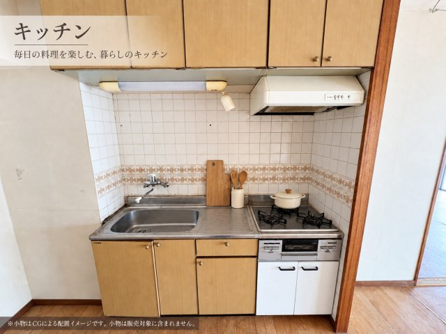 丸美タウンマンション伊勢山のキッチン|ガスコンロ付きのキッチン。吊戸棚で収納もたっぷりです！※小物はCGによる配置イメージです。