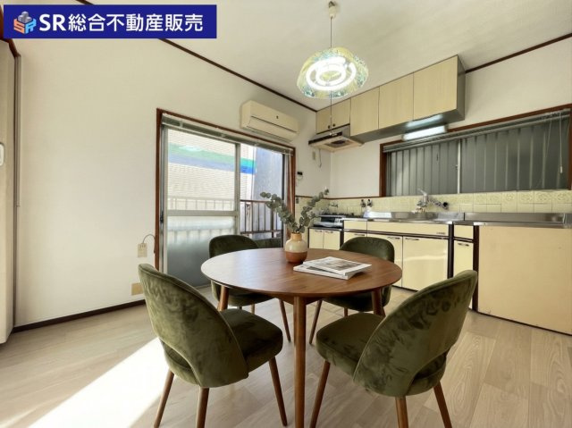 東鴻池町1丁目中古戸建のキッチン|ダイニングキッチンはレトロな雰囲気もあり日中は電気なしでも明るい空間です！