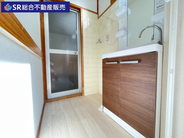 東鴻池町1丁目中古戸建の脱衣所|室内洗濯機置場もあり、コンパクトな脱衣場です。