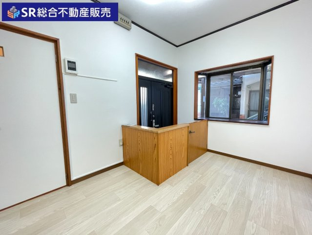 東鴻池町1丁目中古戸建の玄関|玄関ホールが広々としており、小さいお子様、ペットの飛び出しを防げる安全な仕様です！