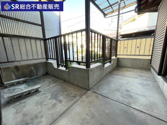 東鴻池町1丁目中古戸建のバルコニー|バルコニーはL字型で広めで使いやすいです！洋室と和室から2ｗayで行き来でき便利です！