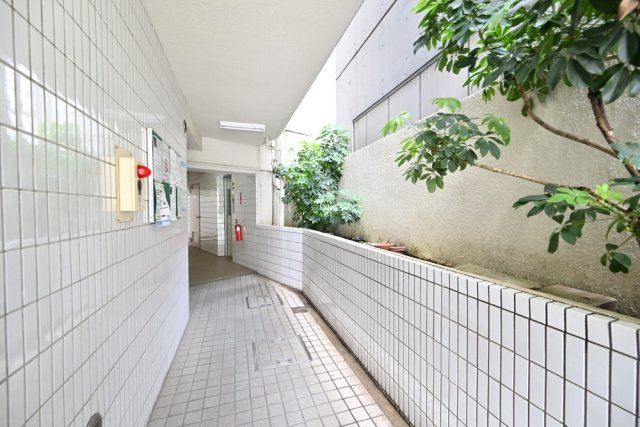 クレッセント大森のエントランス