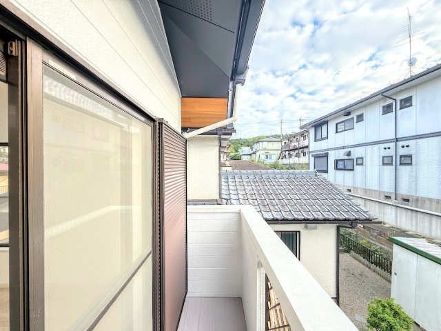 港南区港南台8丁目　中古戸建て　第1のバルコニー|◆広いバルコニーは寝室と子供部屋からアクセスできる2WAY動線。お布団も洗濯物もたくさん干せます！！