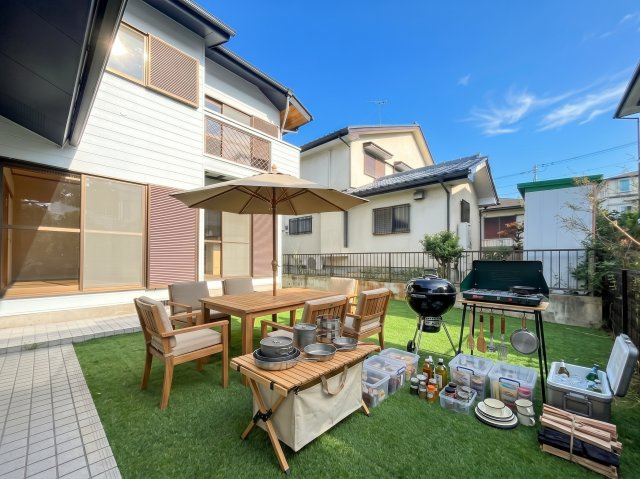 港南区港南台8丁目　中古戸建て　第1の庭|◆陽あたりの取れた大きなお庭が本物件の特徴です。ウッドデッキやタイルテラス等、ライフスタイルに合わせて可変可能なため、夢が膨らみますね。(家具はイメージです)