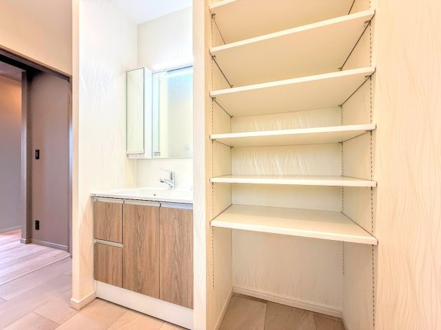 港南区港南台8丁目　中古戸建て　第1の独立洗面台|◆毎日使う場所だから、機能的で使いやすさに配慮したパウダールーム。すっきりと使えるように収納も豊富にご用意しています。