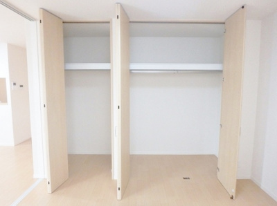 【収納】 | アンビエラA【SHM】 | 洋室6.5帖のお部屋にある収納スペース(左)とクローゼット(右)です♪クローゼットは大切なお洋服もしわにならないようにハンガーがけができます☆