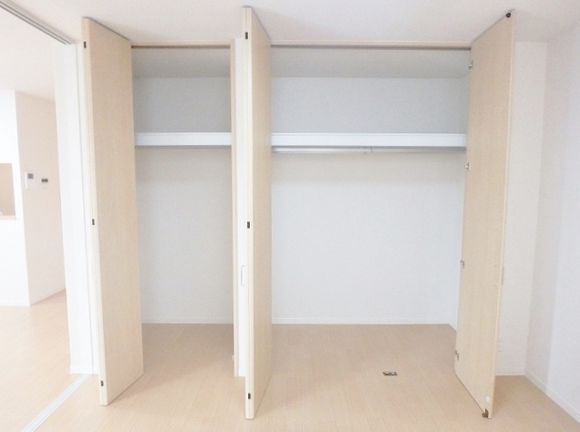 【収納】 | アンビエラA【SHM】 | 洋室6.5帖のお部屋にある収納スペース(左)とクローゼット(右)です♪クローゼットは大切なお洋服もしわにならないようにハンガーがけができます☆