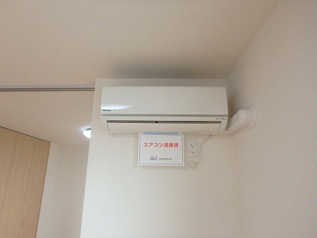 【設備】 | アンビエラA【SHM】 | リビングダイニングキッチンには暑い夏や寒い冬に大活躍のエアコン付きです☆冷暖房完備で1年中快適に過ごせます♪