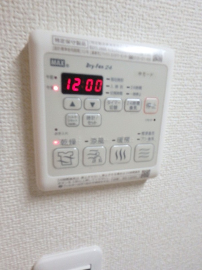 【設備】 | アンビエラA【SHM】 | バスルームの浴室暖房乾燥機で外に干せないお洗濯物もすっきり乾きます♪雨の日のお洗濯もバッチリ！