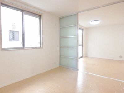 【洋室】 | アンビエラA【SHM】 | 南向き洋室6.5帖のお部屋です！収納スペースとクローゼットがあるので荷物やお洋服が多くてもお部屋がすっきり片付きます◎
