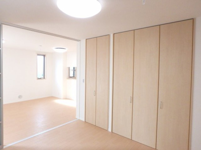 【寝室】 | アンビエラA【SHM】 | 南向き洋室6.5帖のお部屋です！リビングダイニングキッチンとの間には可動間仕切りがあります♪開けるとお部屋が広く感じられますよ☆