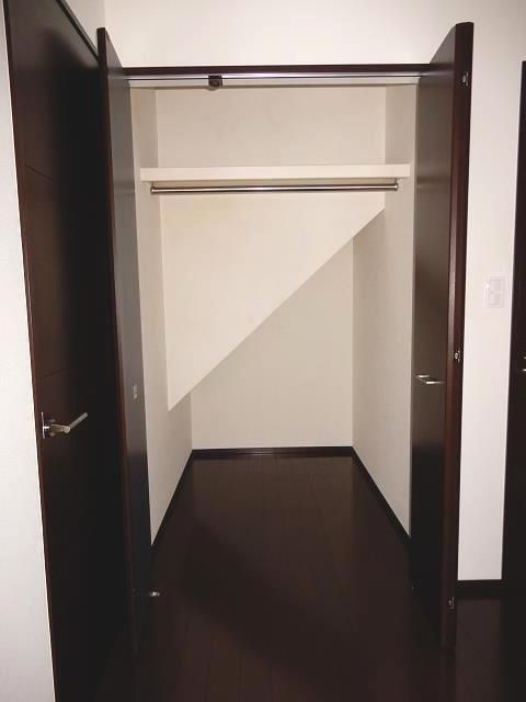 自由が丘戸建の収納|便利な収納スペースです