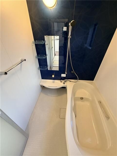 自由が丘戸建の浴室|きれいなお風呂です