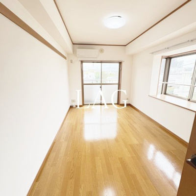 【居間・リビング】 | シャテロハイツ弐番館 | 洋室のお部屋です。
