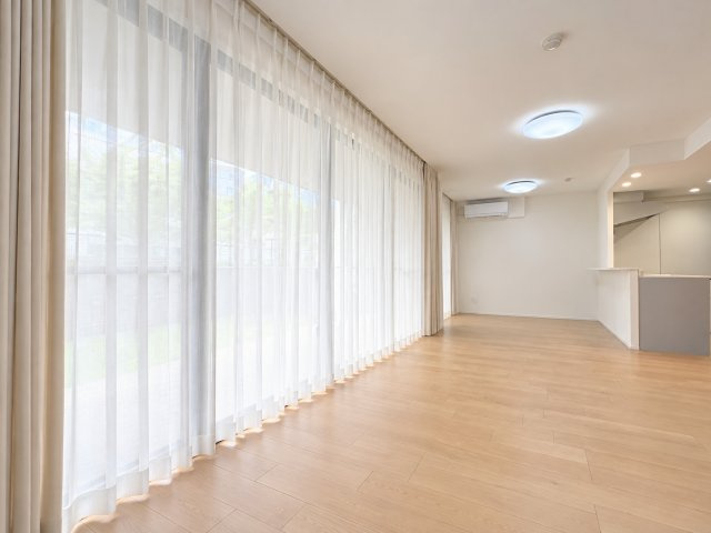 【居間・リビング】 | ナイスアークステイツ横濱中山 | ◆柔らかな色合いのフローリングと清潔感のあふれる白のクロスが明るい空間を創り出しているリビングダイニング。家族の集まる憩いの場にふさわしいです。
※画像は加工しています
