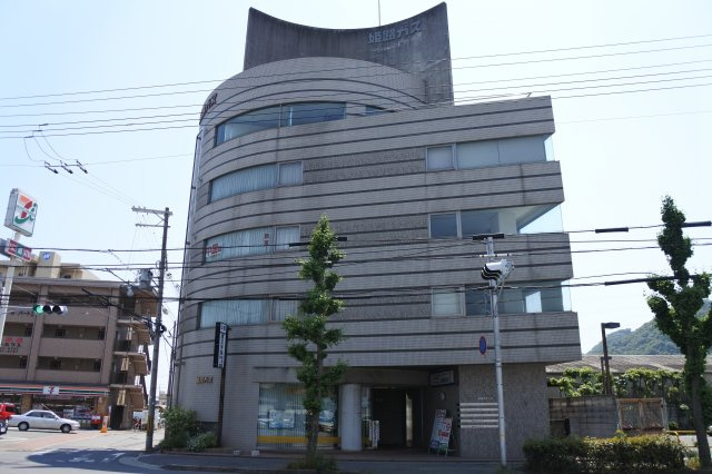 姫路ガスビルの外観|十二所線沿いにそびえたつ５階建ての姫路ガスビルです。