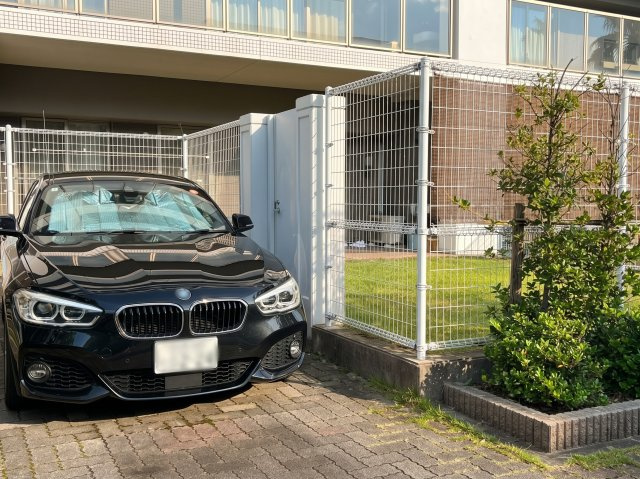 ゆったりした駐車場。大きめの車も入るかも