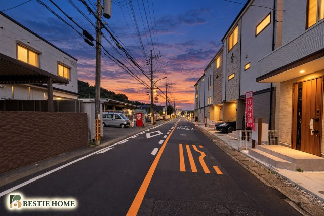 【南側は通路、前面道路広く駐車しやすい】川崎市宮前区南野川2丁目 新築戸建の前面道路含む現地写真