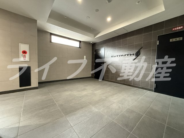 エストゥルースプラスサウス大阪のロビー|ゆとりのあるロビーです