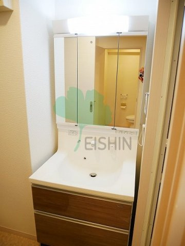 ベイグランデの洗面所|シャワー付き・収納付きの洗面台です！