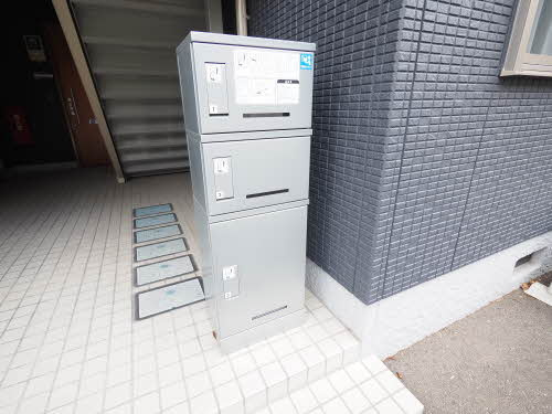 サザンパーク野中のエントランス|宅配BOX付きで不在時の荷物の受け取りに便利です☆