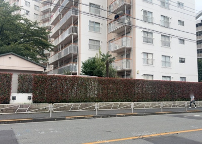 【外観】 | 西八王子ハイツＤ棟 | 隣家の土地はどうなっているのか、生活利便施設が近くにあるのか、学校まで近いかなど、お客様のライフスタイルにあわせたイメージが重要です。また、近くにあると困る施設が近くにないかも確認するといいでしょう。