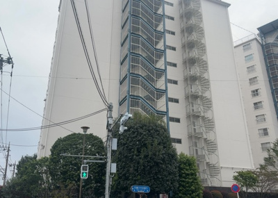 【構造・工法・仕様】 | 西八王子ハイツＤ棟 | ＲＣ造、Reinforced Concreteは直訳すると補強されたコンクリートです。主に柱や梁・床・壁が鉄筋とコンクリートで構成おり、鉄筋を組んだ型枠にコンクリートを流し込んで固めたものを指します。
