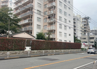 【外観】 | 西八王子ハイツＤ棟 | 外観はマンション管理がされているかの目安になります。築年数が古いと、壁面は劣化してひび割れが生じることも！建物が古びていても細かいところが修繕されていると、きちんと管理されているなぁと感じるでしょう。