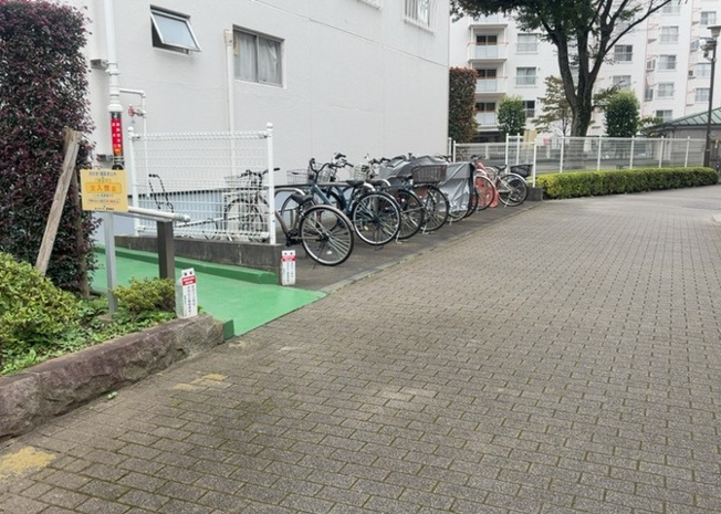 【駐車場】 | 西八王子ハイツＤ棟 | 車一台あたりに必要なスペースは、標準サイズの普通自動車で横幅2m50cm、長さ5mは必要になります。ただし、乗降のことも考慮して横幅3m30cm、長さ5m50cmほどは確保できるところを選びましょう。