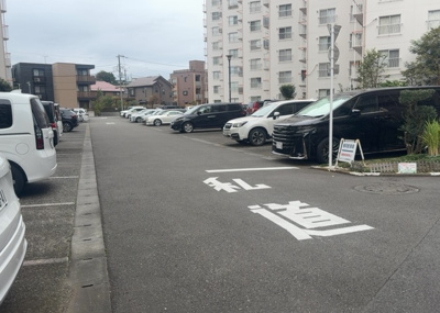 【駐車場】 | 西八王子ハイツＤ棟 | 駐車場と明記されていても、最小スペースでつくられた駐車場だと大型車は駐車できなかったり、出入りしにくくなったりする可能性があります。お車のサイズと購入したい物件の駐車場のサイズを現地で確認しましょう。