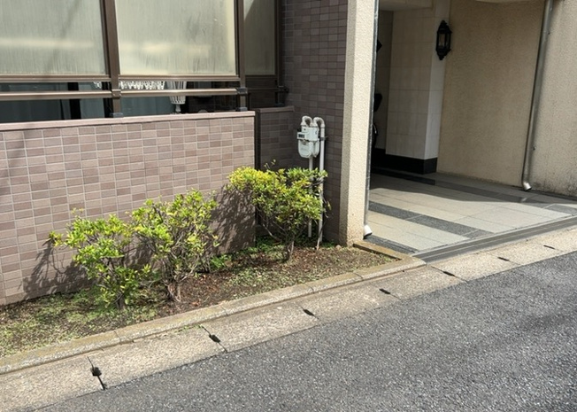 【庭】 | ドラゴンマンション町田弐番館 | 物件によっては、入居者が個人的に使用できる専用庭がついているものもあります。また、住宅の中にある土間の部分を庭と呼ぶこともあります。庭の用途は住む人によって変わり、それによってデザインもさまざまです。