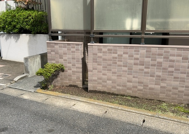【中庭】 | ドラゴンマンション町田弐番館 | 中庭（パティオ）とは、一つの建築物の内部に設けられた、壁などで囲われている庭のことを指します。コの字型、ロの字型が主流ですが、L字型の中庭もあります。最近では、インテリア性の高さからも人気があります。