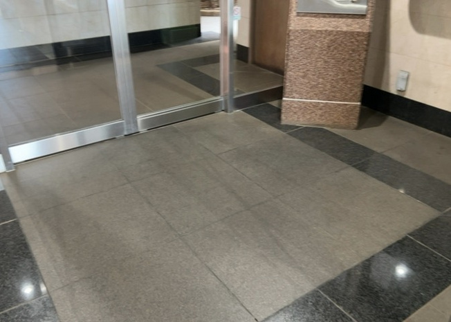 【ロビー】 | ドラゴンマンション町田弐番館 | ラウンジは、マンションの共用スペースに椅子やテーブルなどを配置した利用者が寛げる空間です。屋内型ラウンジと屋外型ラウンジがあります。共用部分の管理状況と合わせて、詳細については現地でご確認ください。