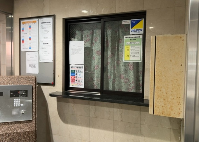 【受付】 | ドラゴンマンション町田弐番館 | 受付はマンションコンシェルジュがいる場合もあれば、管理人が滞在する小部屋を総称して呼ぶことがあります。主にエントランスに設置されていることから、防犯面でも期待ができます。防犯設備がない場合はより安心！