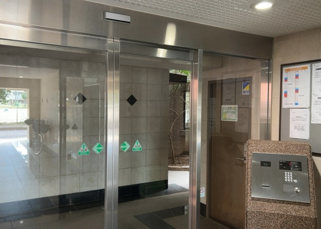 【ロビー】 | ドラゴンマンション町田弐番館 | ロビーというと、エントランスと何がちがうの？と思いますよね。実はロビーとエントランスには明確な決まりはありません。物件によっては、エントランスを入って広がるある程度の広さのある空間がロビーとなります。
