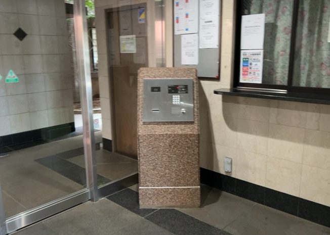 【防犯設備】 | ドラゴンマンション町田弐番館 | 当然のことではありますが、オートロックやセンサーライト、ホームセキュリティーなどの防犯設備があれば、小さいお子様がいるご家庭も安心ですよね！まず物件購入の際は、防犯設備もチェックするようにしましょう。