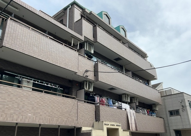 【現況写真】 | ドラゴンマンション町田弐番館 | 景色重視でお家選ぶをするとスーパーが遠い！学校が遠い！など生活をするうえで利便性で困ることもあります。まず一度現地を見学する際に、周辺の施設などがあるかを確認し、暮らし始めた後のことを想像しましょう。